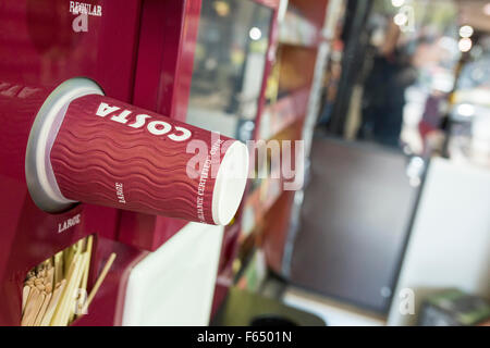 Costa Express Kaffee und Heißgetränke-Maschine in einem Cost-Cutter-Shop Stockfoto