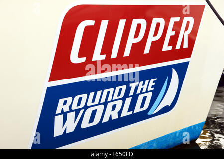 Clipper Round the World Race-Aufkleber auf dem Bug eines Segelschiffes Stockfoto