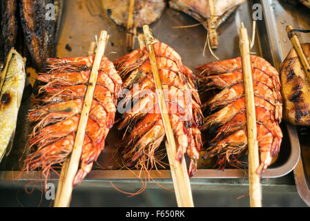 frische gegrillte asiatische Garnelen im Kep-Markt Kambodscha Stockfoto