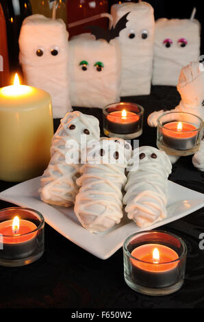 Honigkuchen weiße Glasur in Form einer Mumie auf Tisch Halloween Stockfoto