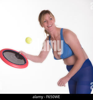 Frau spielt eine Ballspiel, ihren Körper und halten Sie sich fit Ton Stockfoto
