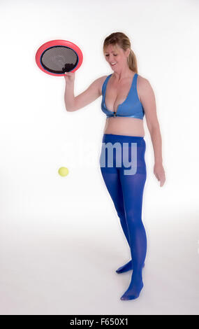 Frau spielt eine Ballspiel, ihren Körper und halten Sie sich fit Ton Stockfoto