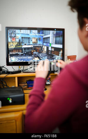 ILLUSTRATION - ein Junge spielt "Call of Duty: Black Ops 2' auf seiner Xbox 360 S. Das Foto wurde am 6. Januar 2015 in Dresden (Sachsen). Foto: Thomas Eisenhuth Stockfoto