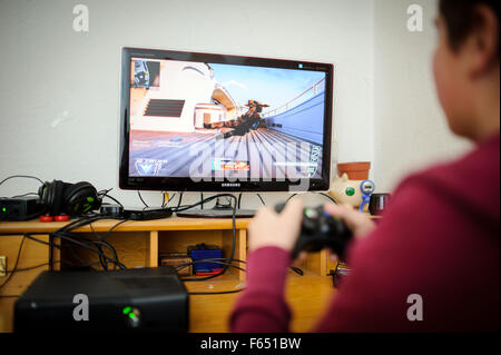 ILLUSTRATION - ein Junge spielt "Call of Duty: Black Ops 2' auf seiner Xbox 360 S. Das Foto wurde am 6. Januar 2015 in Dresden (Sachsen). Foto: Thomas Eisenhuth Stockfoto