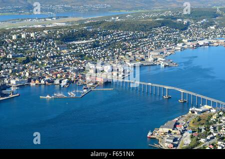 schöne Panorama Übersicht Foto von Tromso Stadtinsel an einem sonnigen Sommertag mit pulsierenden blauen fjord Stockfoto