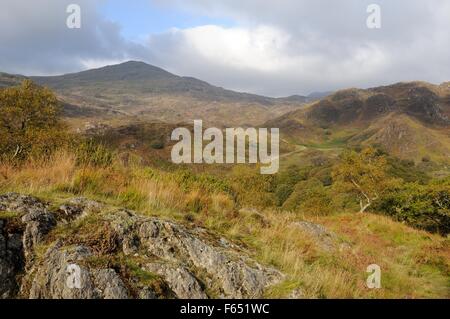 Herbst Szene aus Dinas Emrys prähistorischen Wallburg in Richtung Yr Aran Beddgelert Snowdonia National Park Wales Cymru UK GB Stockfoto