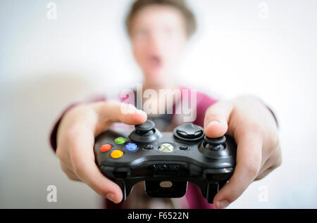 Ein Junge spielt auf seiner Xbox 360 S. Das Foto wurde am 6. Januar 2015 in Dresden (Sachsen). Foto: Thomas Eisenhuth Stockfoto