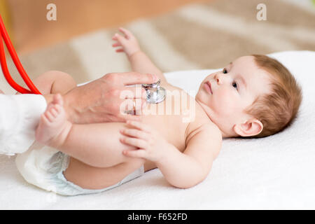 Kinder Arzt Prüfungen Kleinkind mit Stethoskop Stockfoto