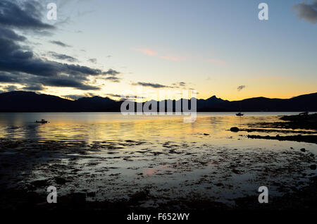 gelbe Sonnenuntergang über majestätische Bergkette und kalten blauen Fjord am Polarkreis Stockfoto