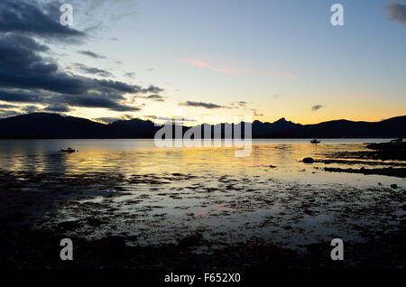 gelbe Sonnenuntergang über majestätische Bergkette und kalten blauen Fjord am Polarkreis Stockfoto