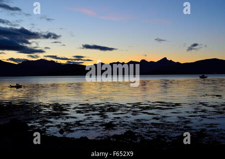 gelbe Sonnenuntergang über majestätische Bergkette und kalten blauen Fjord am Polarkreis Stockfoto