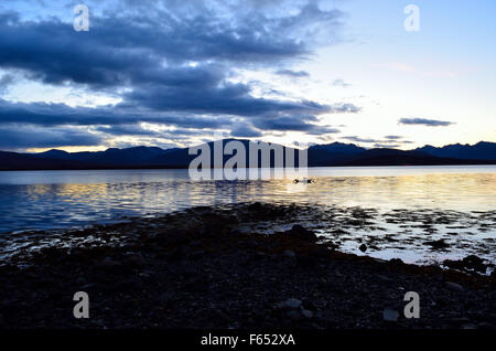 gelbe Sonnenuntergang über majestätische Bergkette und kalten blauen Fjord am Polarkreis Stockfoto