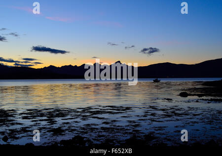 gelbe Sonnenuntergang über majestätische Bergkette und kalten blauen Fjord am Polarkreis Stockfoto