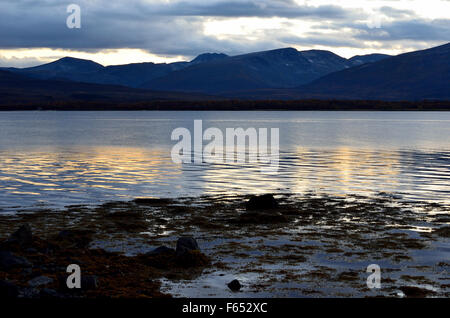 gelbe Sonnenuntergang über majestätische Bergkette und kalten blauen Fjord am Polarkreis Stockfoto