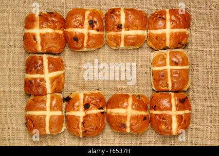 Ostern Hot Cross Buns auf hessischen Hintergrund, England UK Stockfoto