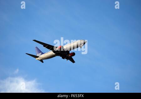 SAS Scandinavian Airlines Flugzeug zur Landung an einem schönen klaren und sonnigen Herbsttag Stockfoto