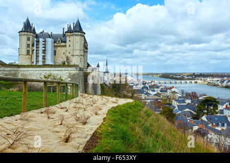 Blick auf das Schloss von Saumur an den Ufern der Loire River, Frankreich. Erbaut im 10. Jahrhundert, umgebaut in den later12th Stockfoto