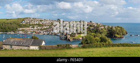 Landschaftlich schöner Blick von Fowey über den Fluss Fowey in der Küstenstadt Polruan, Cornwall, England, Großbritannien Stockfoto