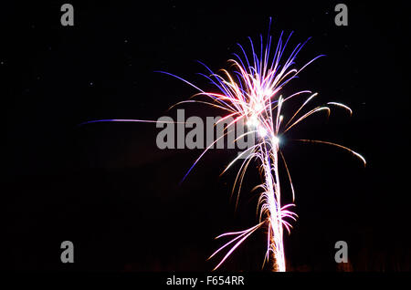 schönes Feuerwerk am Nachthimmel Winter am Polarkreis, Nord-Norwegen am Silvesterabend des Jahres 2014 Stockfoto