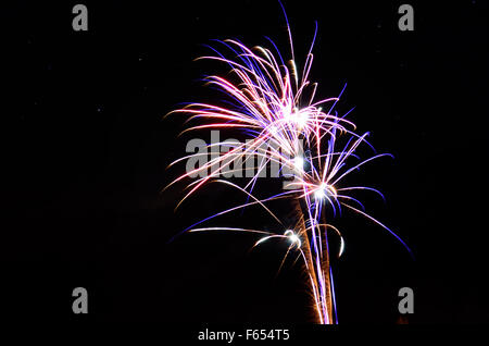 schönes Feuerwerk am Nachthimmel Winter am Polarkreis, Nord-Norwegen am Silvesterabend des Jahres 2014 Stockfoto