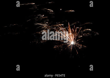 schönes Feuerwerk am Nachthimmel Winter am Polarkreis, Nord-Norwegen am Silvesterabend des Jahres 2014 Stockfoto