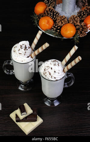 Milchshake mit gepeitschter Creme weißer und dunkler Schokolade Stockfoto