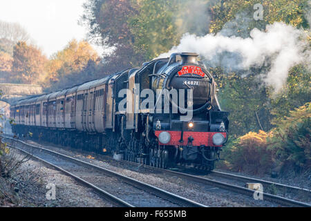 Ein Dampfzug im Stocksmoor Bahnhof an der Sheffield, Huddersfield Linie stoppen Stockfoto