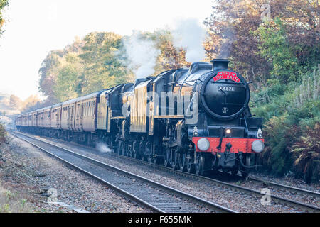 Ein Dampfzug im Stocksmoor Bahnhof an der Sheffield, Huddersfield Linie stoppen Stockfoto