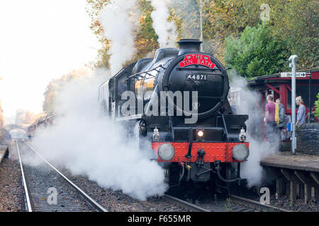 Ein Dampfzug im Stocksmoor Bahnhof an der Sheffield, Huddersfield Linie stoppen Stockfoto