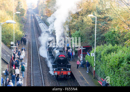 Ein Dampfzug im Stocksmoor Bahnhof an der Sheffield, Huddersfield Linie stoppen Stockfoto