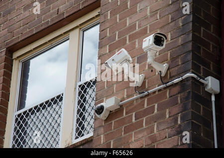 Überwachungs- oder Sicherheitskameras, die hoch an einer Außenwand in Sydney, Australien, montiert sind Stockfoto