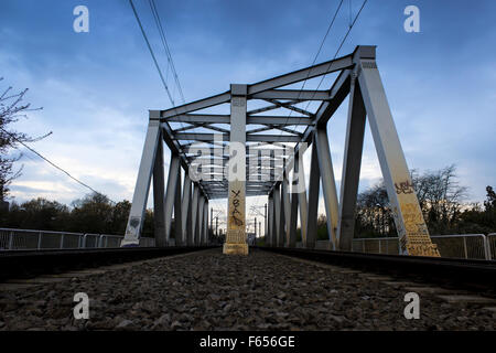 Eisenbahnbrücke, die Ansicht von unten, bei Sonnenuntergang Stockfoto