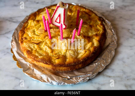 Geburtstagsfeier mit Apfelkuchen und 48 Kerzen Stockfoto