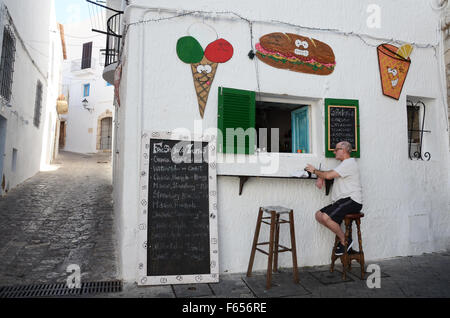 kleine öffentliche Bar in der Altstadt Dalt Vila Ibiza Spanien Stockfoto