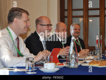 Valletta, Malta. 12. November 2015. Besuchen Sie von links nach rechts der tschechische Minister für europäische Angelegenheiten Tomas Prouza und tschechische Premierminister Bohuslav Sobotka das zweitägigen Gipfeltreffen EU-Afrika über Migration in Valetta, Malta, am 12. November 2015. © Matej Riha/CTK Foto/Alamy Live-Nachrichten Stockfoto