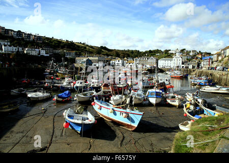 MEVAGISSEY, CORNWALL, UK. 9. OKTOBER 2015.  Oktober am frühen Morgensonne produziert Schatten auf Handwerk, festgemacht an den niedrigen Gezeiten. Stockfoto