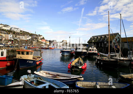 MEVAGISSEY, CORNWALL, UK. 9. OKTOBER 2015.  Die sicheren und ruhigen Wasser des Hafens in Mevagissey in Cornwall, Großbritannien. Stockfoto