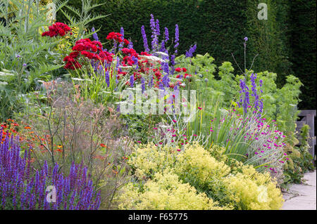 Great Dixter, East Sussex, UK - Garten geschaffen und berühmt geworden durch Christopher Lloyd. Die lange Grenze im Sommer (Juli) Stockfoto