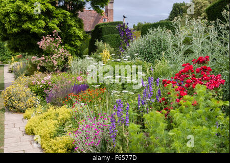 Great Dixter, East Sussex, UK - Garten geschaffen und berühmt geworden durch Christopher Lloyd. Die lange Grenze im Sommer (Juli) Stockfoto