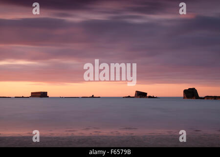 Teile der Überreste von Mulberry Hafen am goldenen Strand gefangen Asnelles Calvados Normandie bei Sonnenuntergang Stockfoto