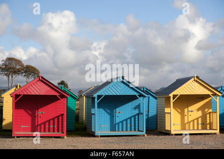 Bunte Strandhäuschen gespeichert für den Winter an Llanbedrog Beach North Wales Stockfoto