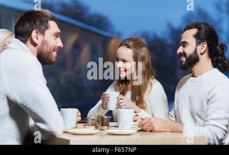 Glückliche Freunde treffen und trinken Tee oder Kaffee Stockfoto