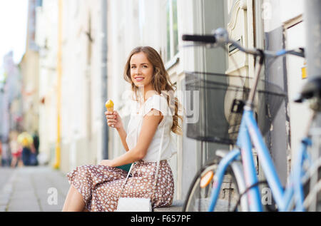 glückliche Frau mit Fahrrad und Eis Stockfoto