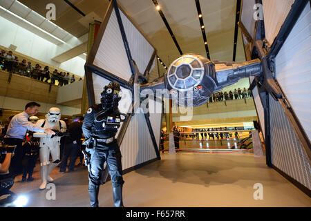 Singapur. 12. November 2015. Darsteller verkleidet als Zeichen des Films "Star Wars" während der "Star Wars" Fighter Modelle Enthüllung Zeremonie am Flughafen Changi in Singapur, 12. November 2015 durchzuführen. Singapore Changi Airport am Donnerstag statt eine Enthüllung für die 2 lebensgroße Modelle von 'Star Wars'-Film-Kampfflugzeuge, die X-Wing Fighter und TIE Fighter. Zum gleichen Zeitpunkt statt All Nippon Airlines (ANA) ein Medienrundgang seine B787-Verkehrsflugzeug in Star Wars R2-D2-Lackierung. Bildnachweis: Dann Chih Wey/Xinhua/Alamy Live News Stockfoto