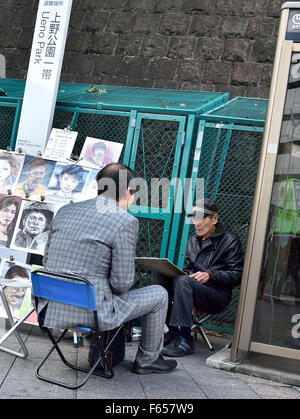 Tokio, Japan. 11. November 2015. A Street-Artist Rendern ein Porträt von einem japanischen Salaryman außerhalb Bahnhof Ueno, Tokio, Japan. © Rory frohe/ZUMA Draht/Alamy Live-Nachrichten Stockfoto