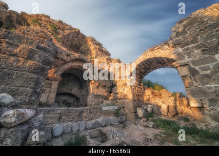 Ruinen in Side, Türkei bei Sonnenuntergang - Archäologie-Hintergrund Stockfoto