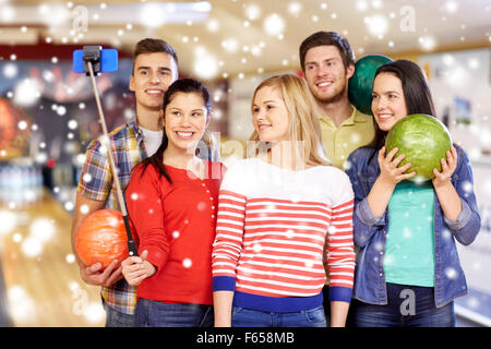 Glückliche Freunde nehmen Selfie in Bowlingclub Stockfoto