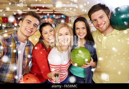 Glückliche Freunde nehmen Selfie in Bowlingclub Stockfoto