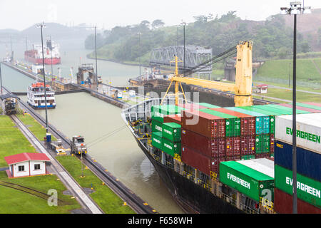 Schiff verlassen den Panama-Kanal an der Miraflores-Schleuse Stockfoto