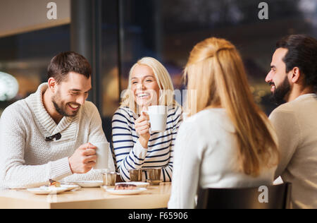 glückliches Paar treffen und trinken Tee oder Kaffee Stockfoto